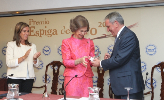 Doña Sofía recibe de manos del presidente de la Federación Española de Bancos de Alimentos el Premio "Espiga de Oro 2013"